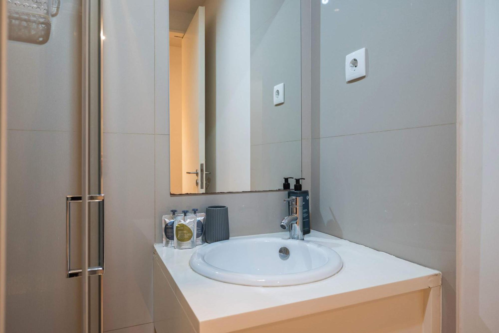 Liiiving In - Delight Terrace Apartment